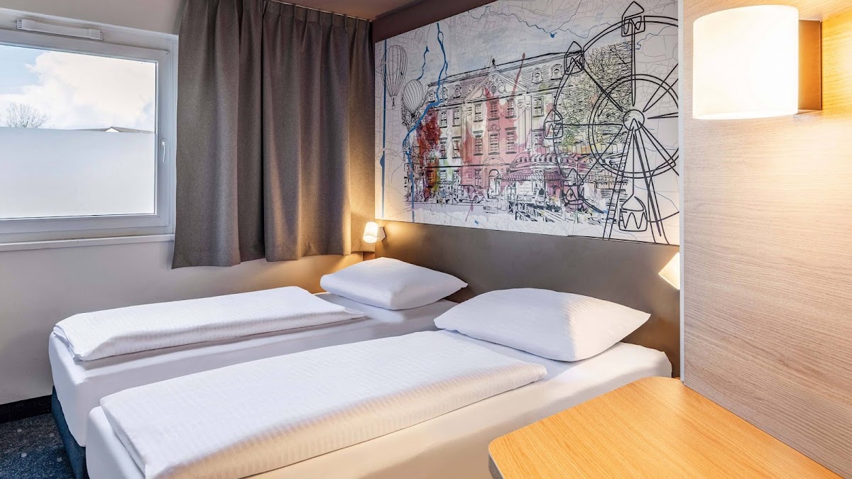 B&B HOTEL Erlangen-Süd – Foto 1